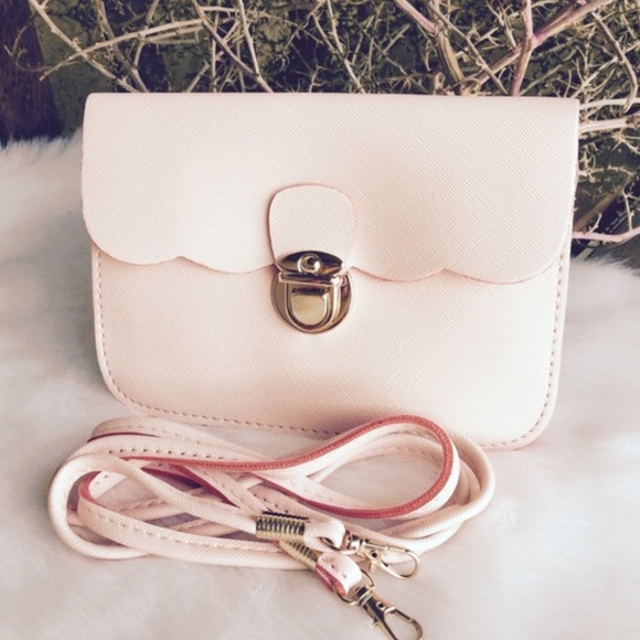 Handbags - Mint Scalloped Purse